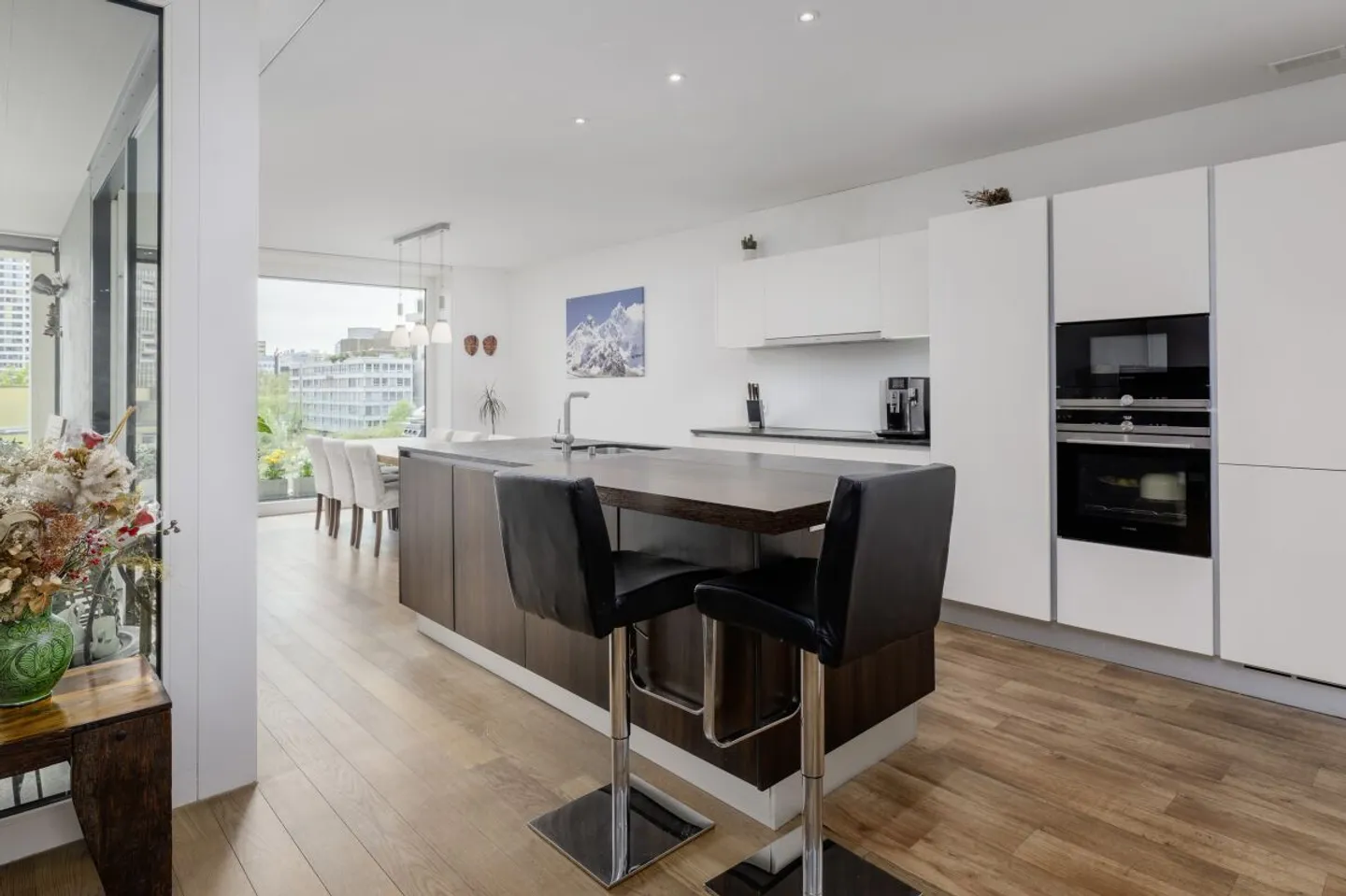 Stylish apartment with stunning views - Photo 7 of 11
