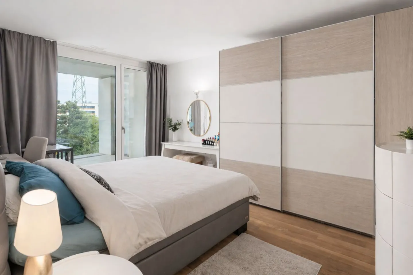 Stylish apartment with stunning views - Photo 3 of 11