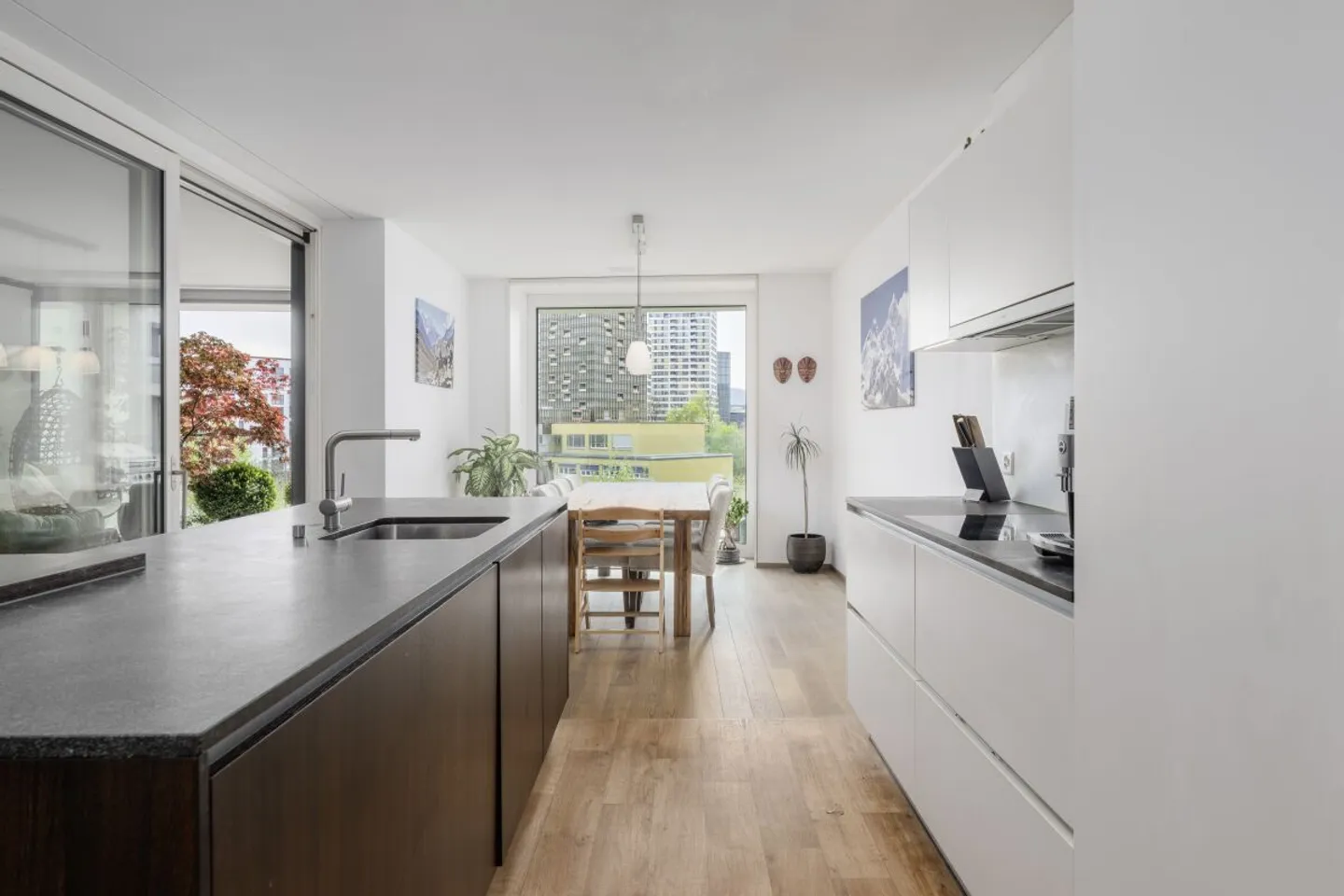 Stylish apartment with stunning views - Photo 4 of 11