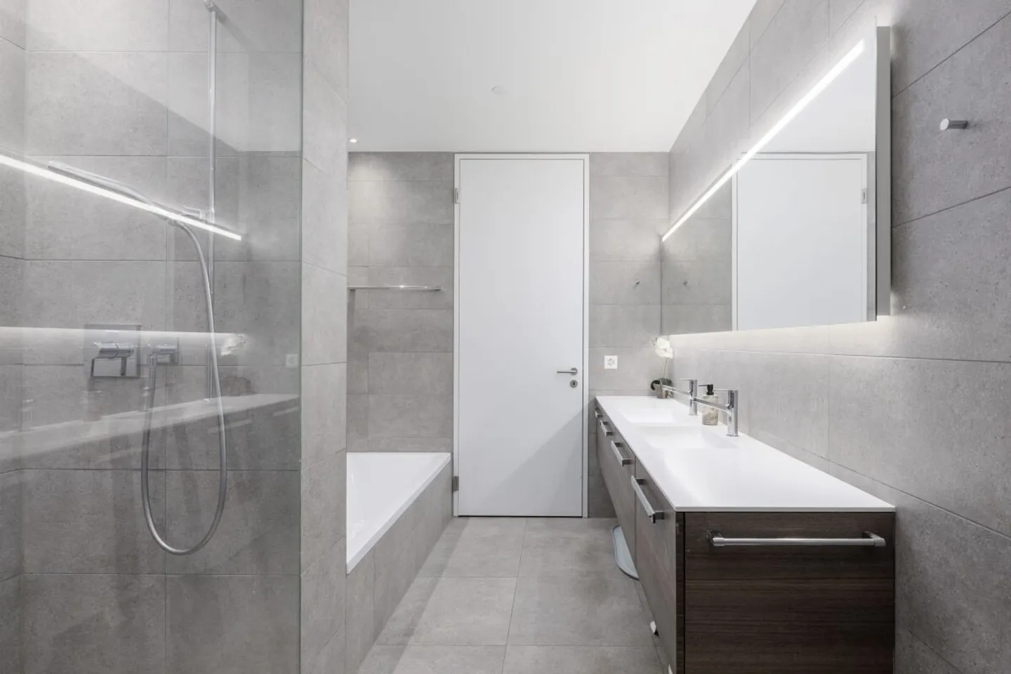 Stylish apartment with stunning views - Photo 8 of 11