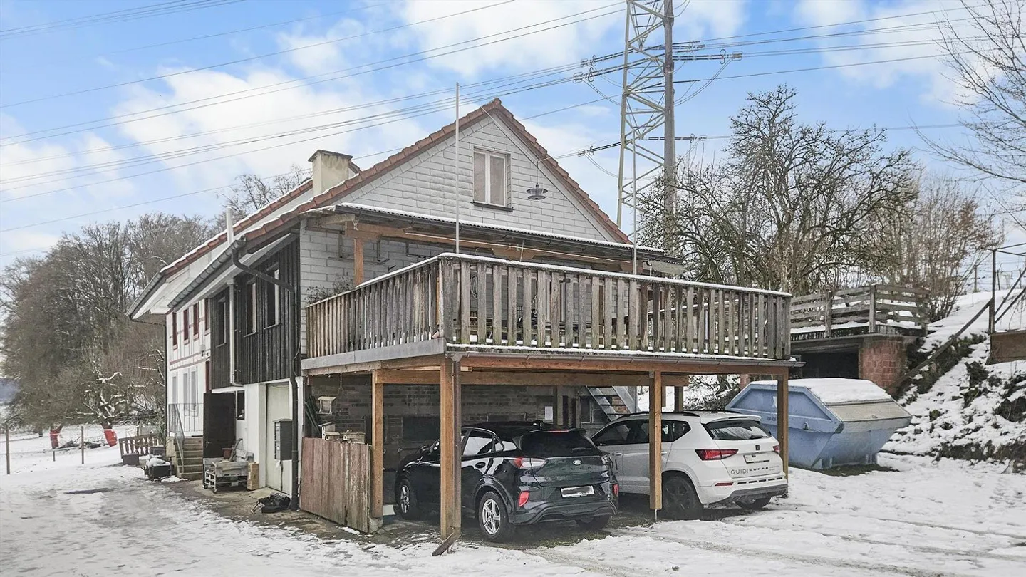 Charmante maison de ferme à deux familles avec écuries et terres de pâturage - Photo 4 sur 28