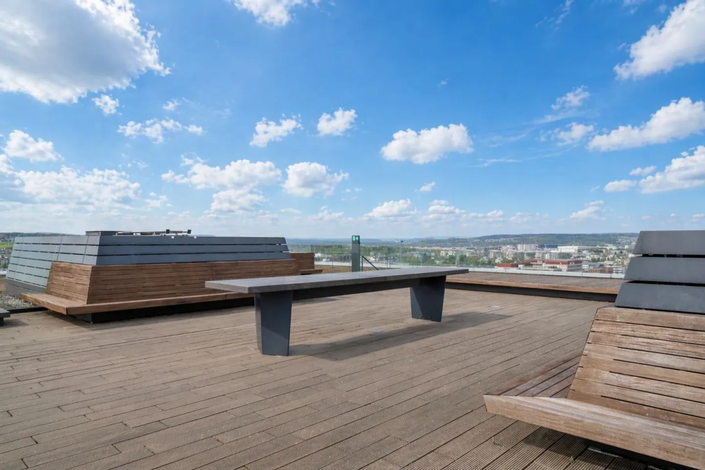 Stylish apartment with stunning views - Photo 10 of 11