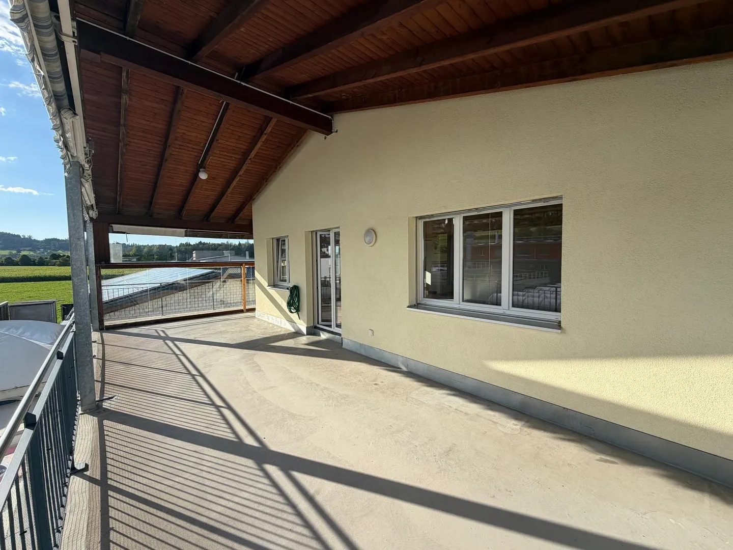 Geräumige Dachwohnung mit Büro - Foto 1 von 12