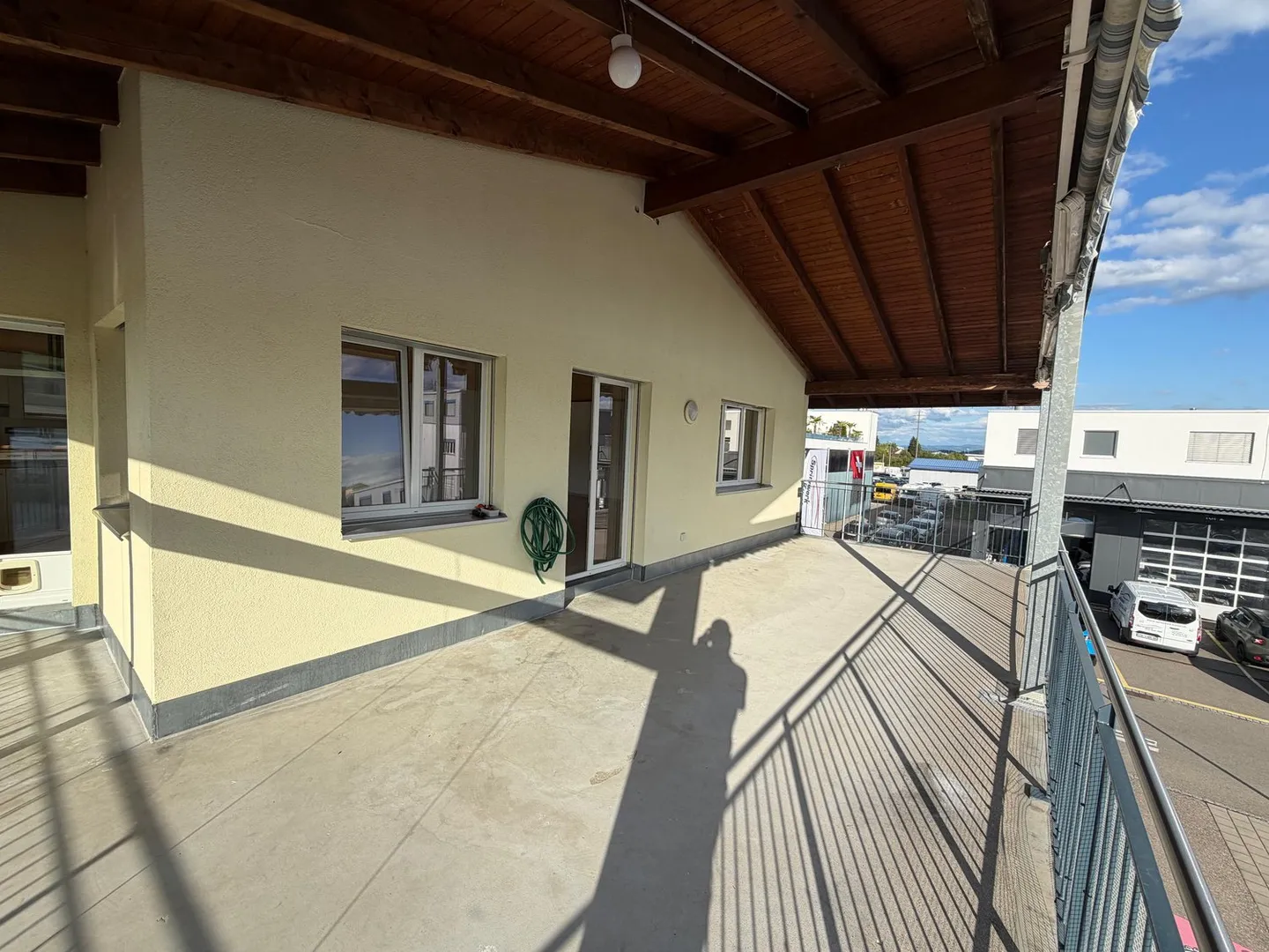 Geräumige Dachwohnung mit Büro - Foto 2 von 12