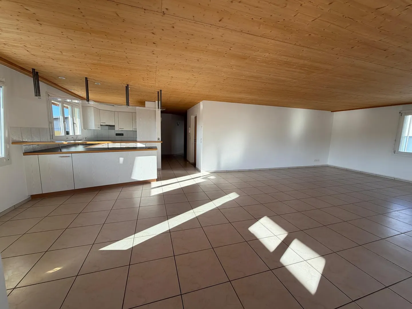 Geräumige Dachwohnung mit Büro - Foto 4 von 12