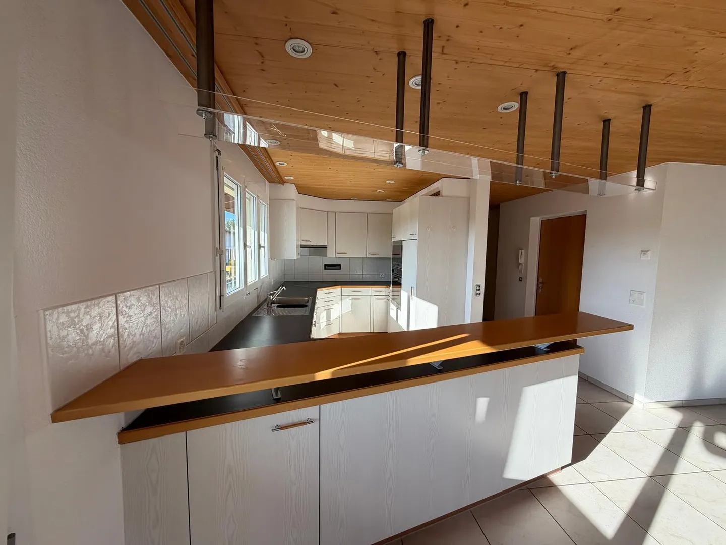 Geräumige Dachwohnung mit Büro - Foto 5 von 12