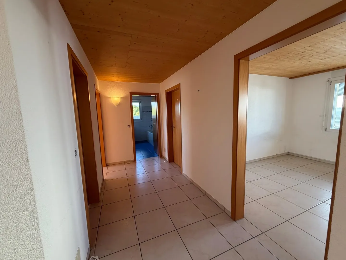 Geräumige Dachwohnung mit Büro - Foto 7 von 12
