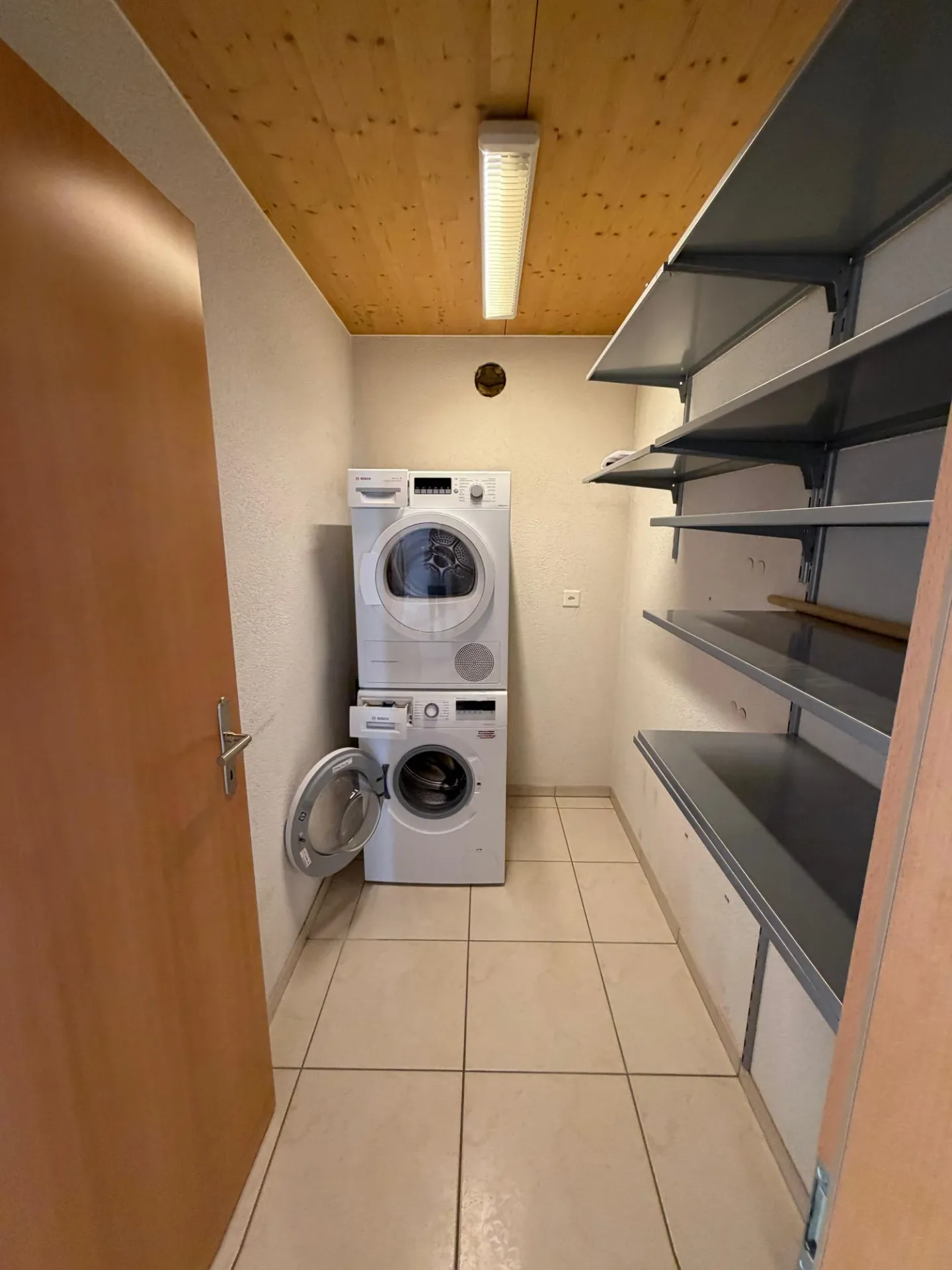 Geräumige Dachwohnung mit Büro - Foto 9 von 12