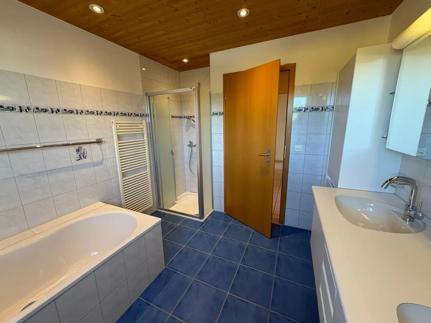 Geräumige Dachwohnung mit Büro - Foto 10 von 12