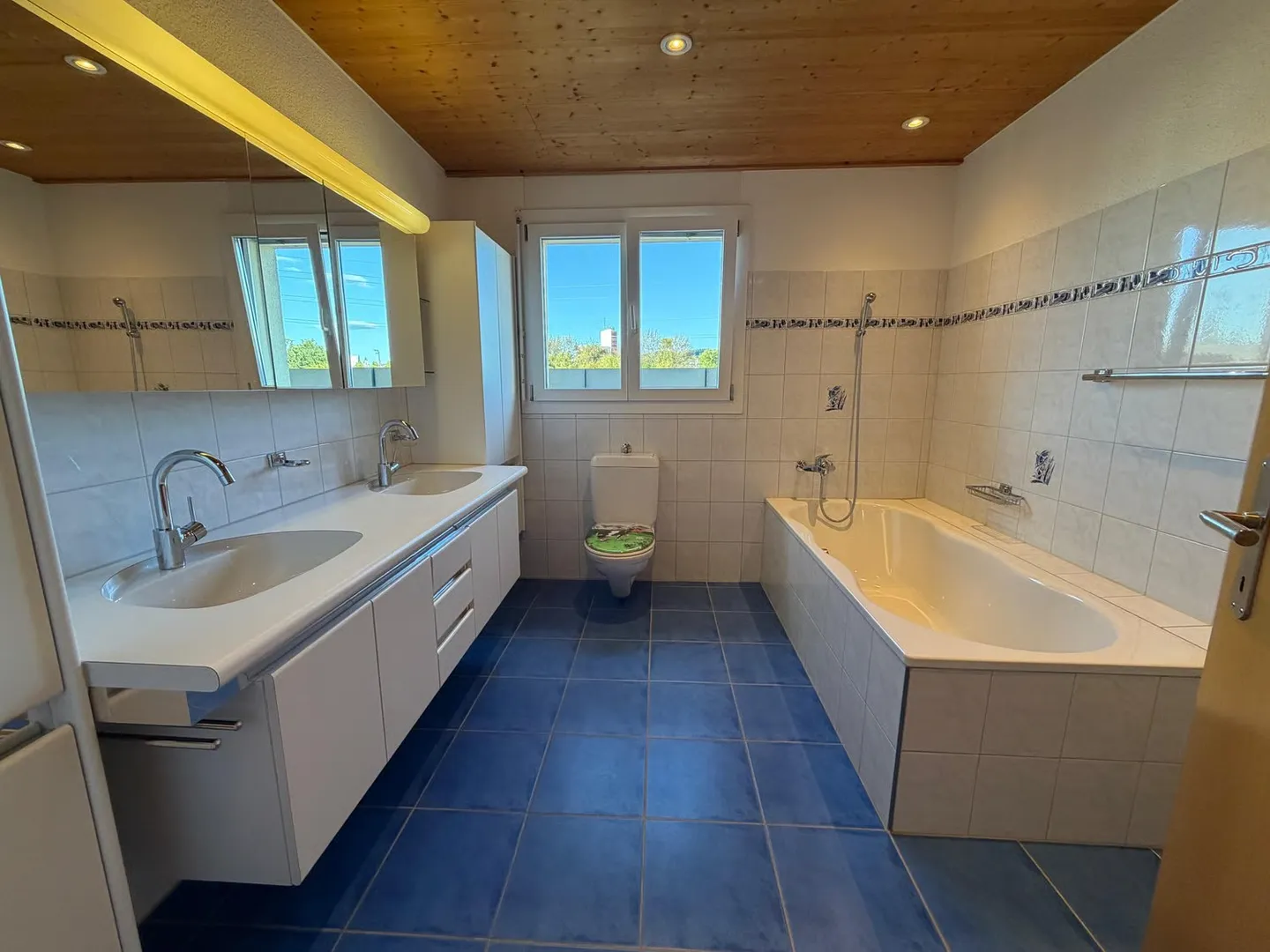 Geräumige Dachwohnung mit Büro - Foto 11 von 12