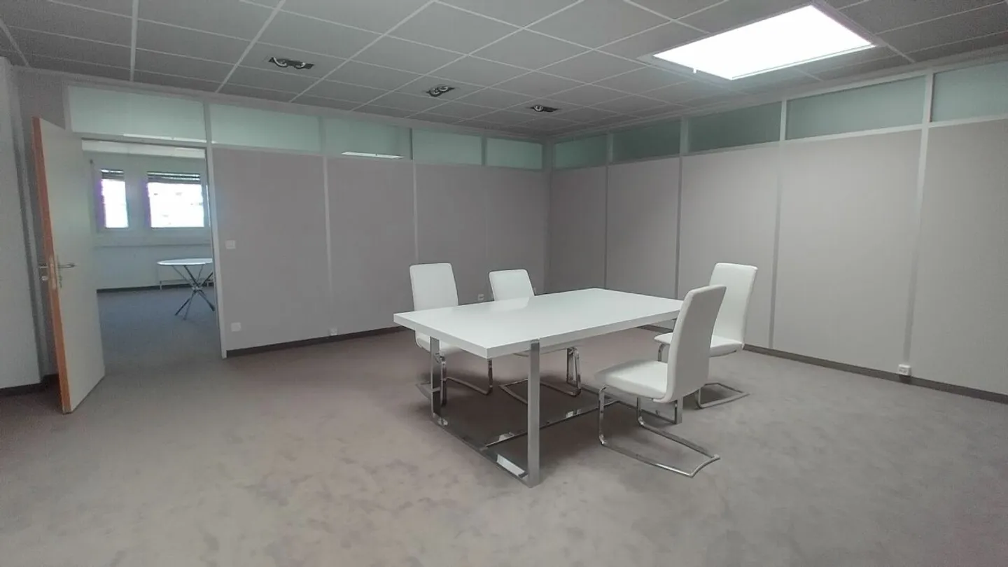 Industrial Space for Rent in Lonay - Photo 1 of 9