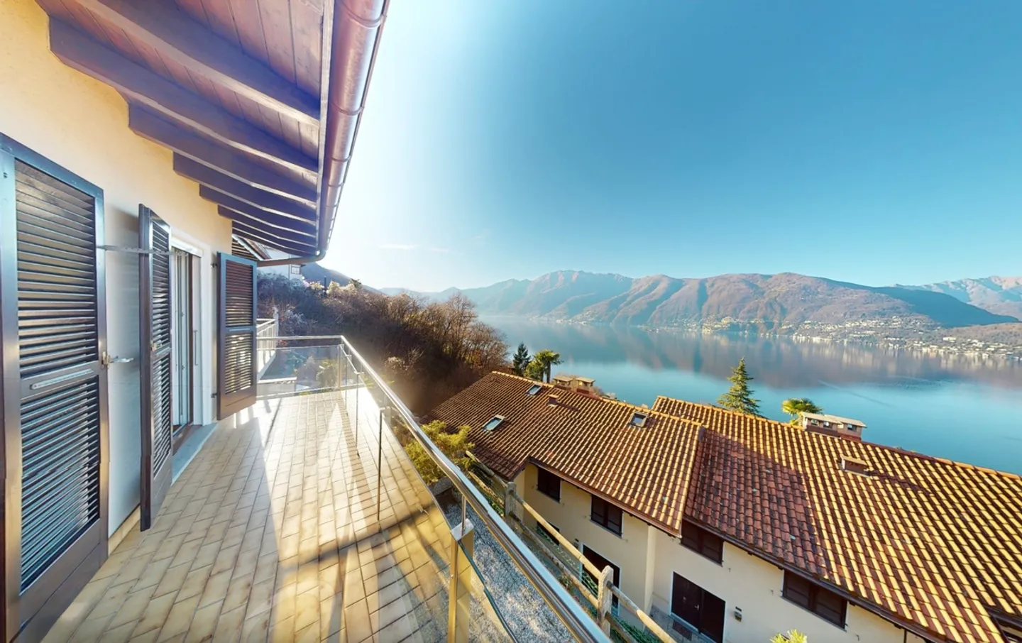 Maison individuelle avec piscine extérieure et vue sur le lac - Photo 2 sur 24