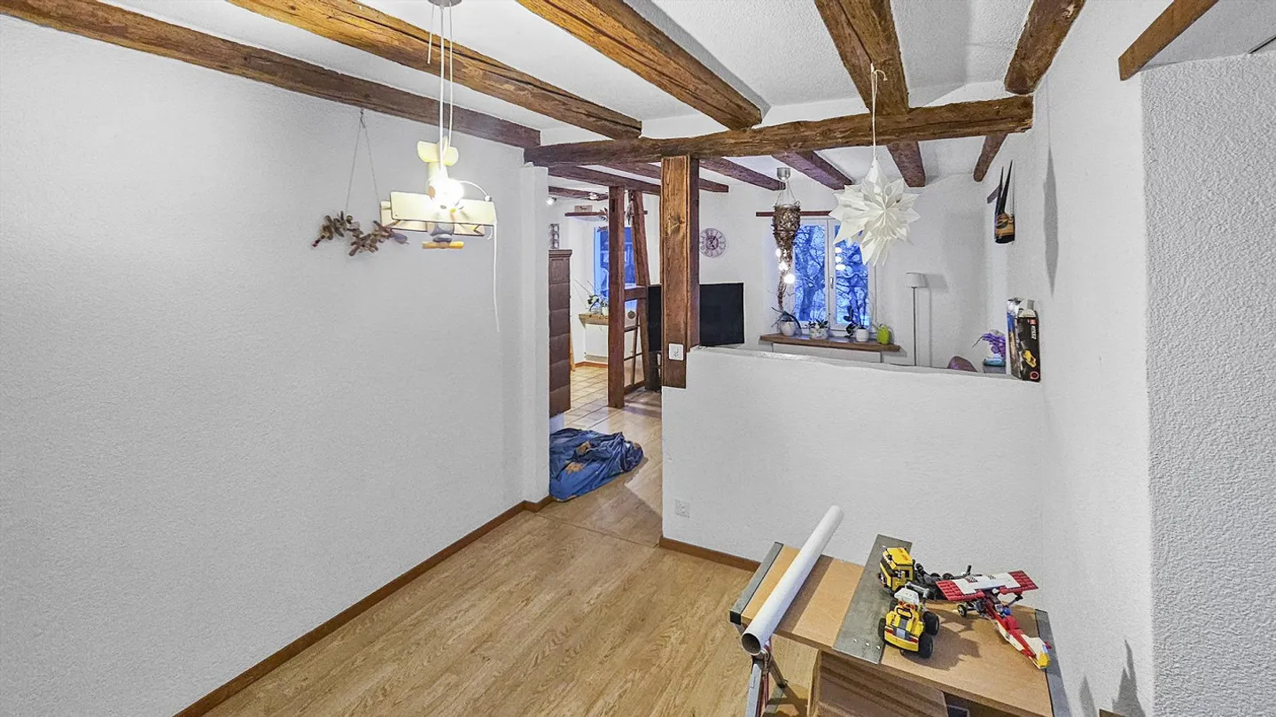 Charmante maison de ferme à deux familles avec écuries et terres de pâturage - Photo 10 sur 28