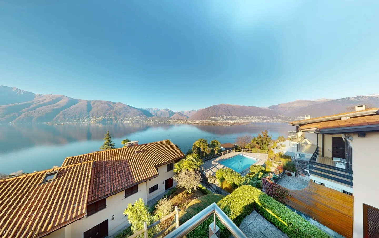 Maison individuelle avec piscine extérieure et vue sur le lac - Photo 1 sur 24