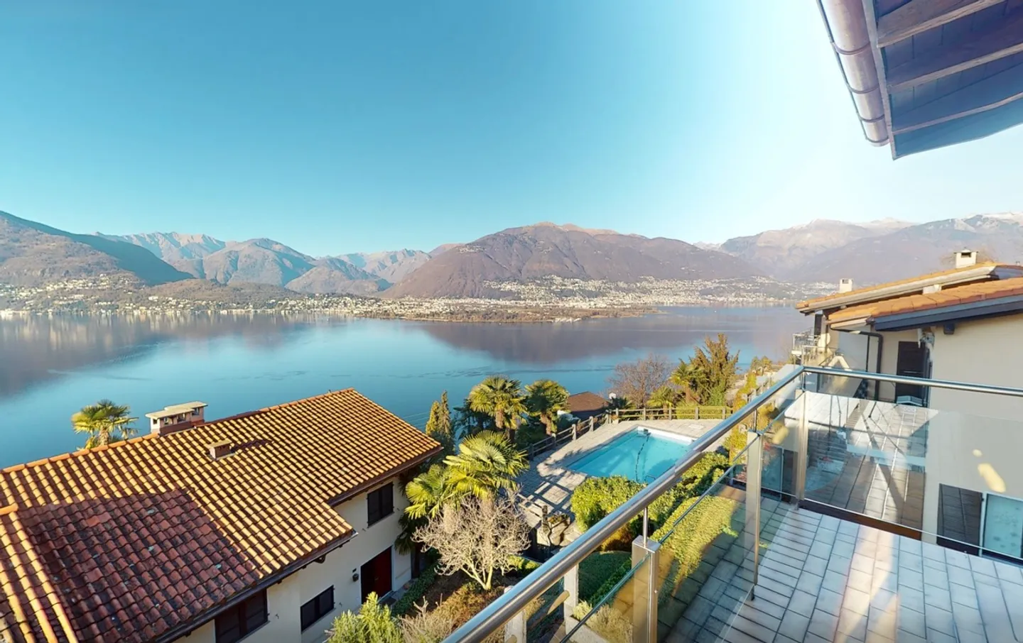 Maison individuelle avec piscine extérieure et vue sur le lac - Photo 4 sur 24