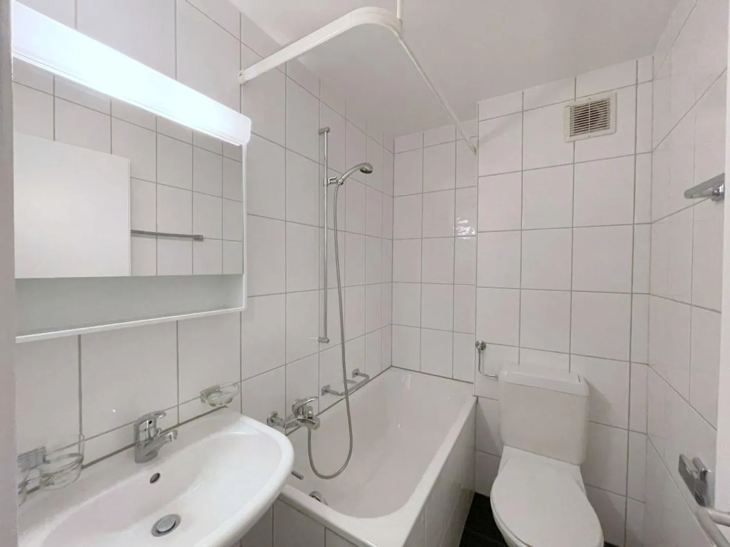 3-room apartment with large, sunny balcony - Photo 6 of 11