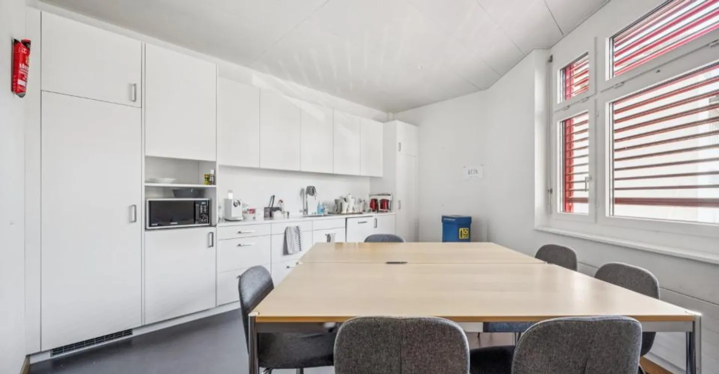Office space in prime location near Oerlikon train station - in Züri11 - Photo 5 of 9
