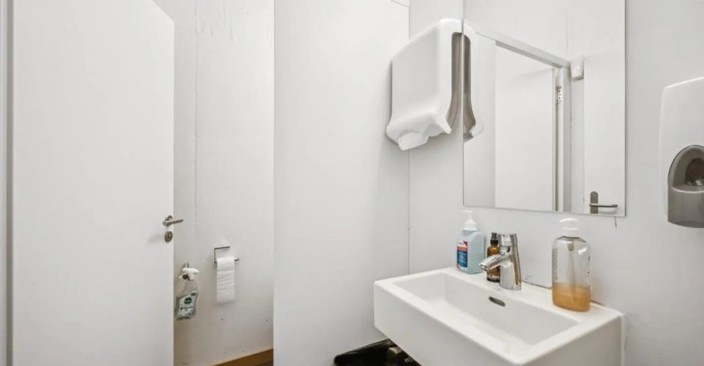 Office space in prime location near Oerlikon train station - in Züri11 - Photo 7 of 9