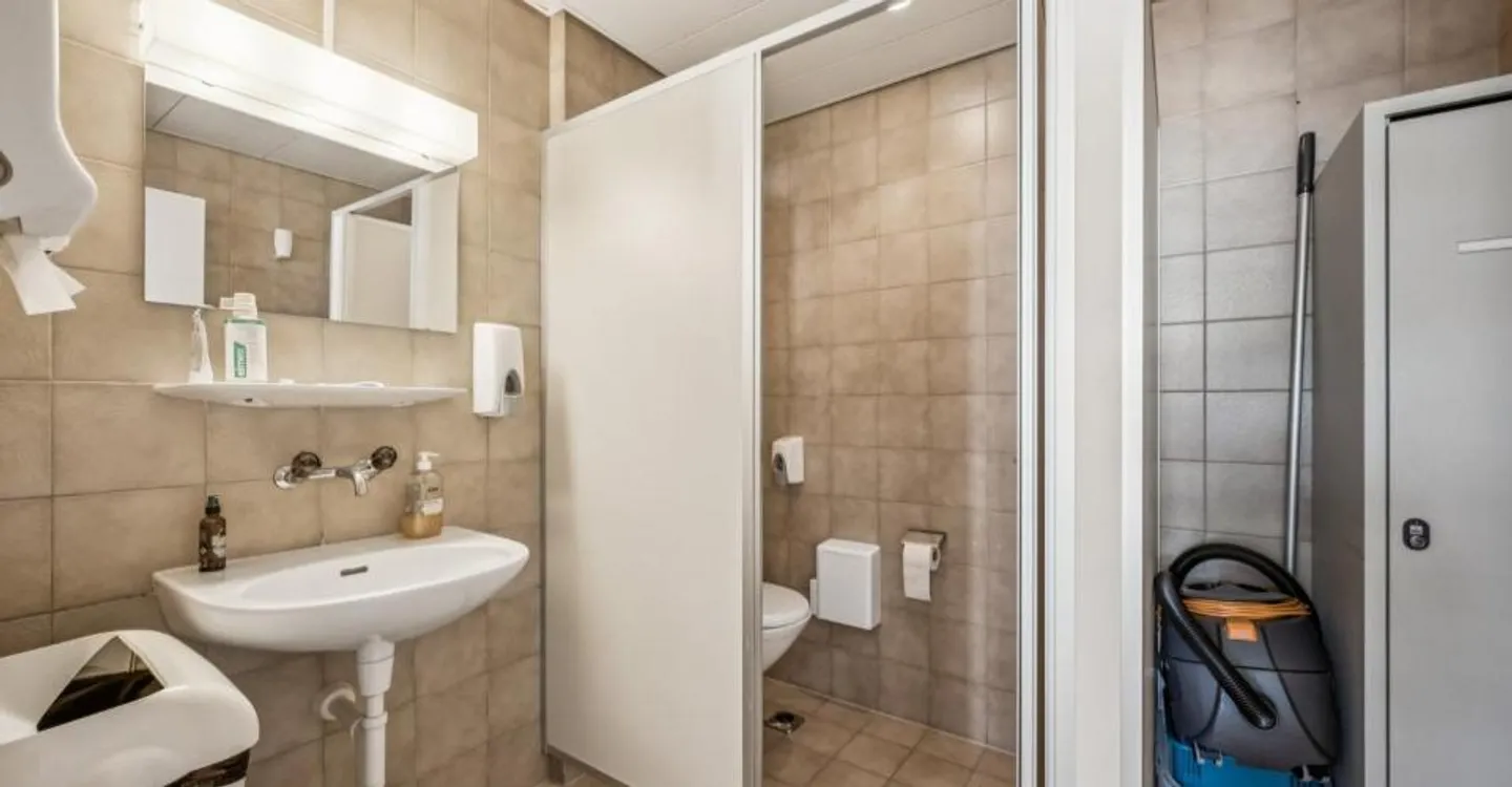Office space in prime location near Oerlikon train station - in Züri11 - Photo 8 of 9