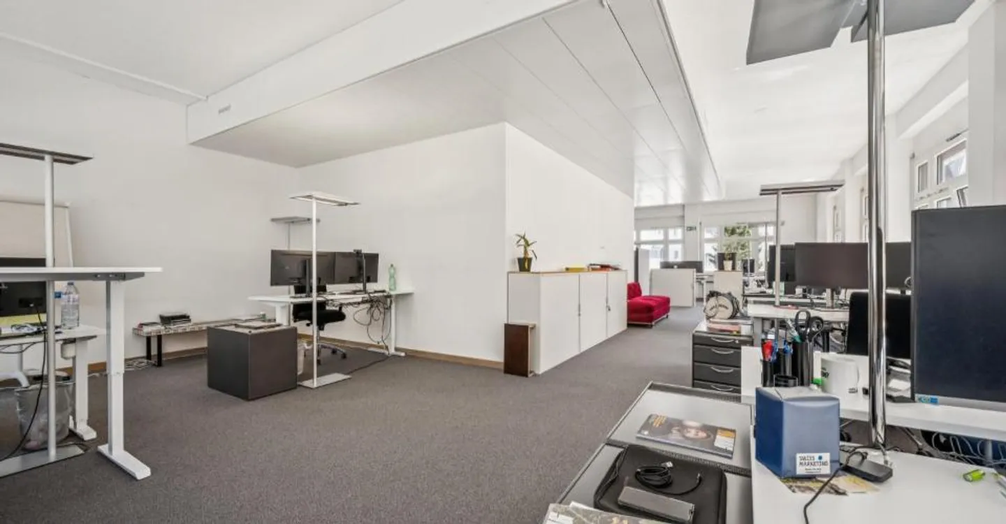 Office space in prime location near Oerlikon train station - in Züri11 - Photo 2 of 9