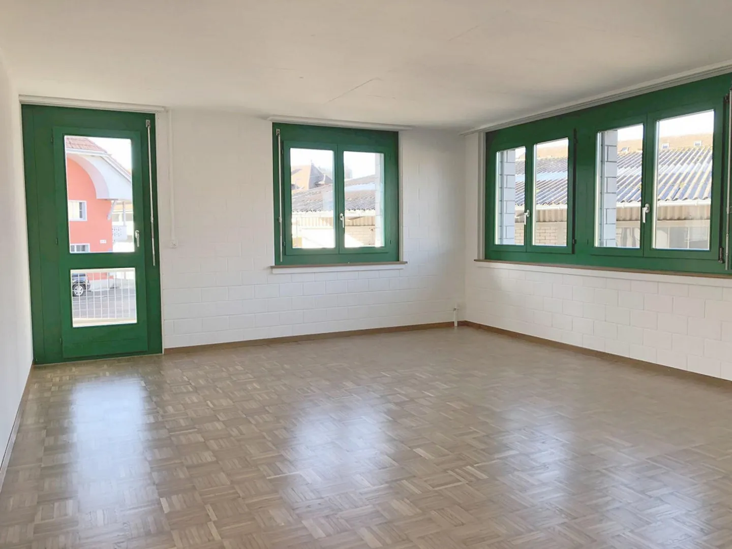 Helle 3 ½-Zimmer Wohnung mit zwei Balkonen und eigener Waschküche - Foto 2 von 9