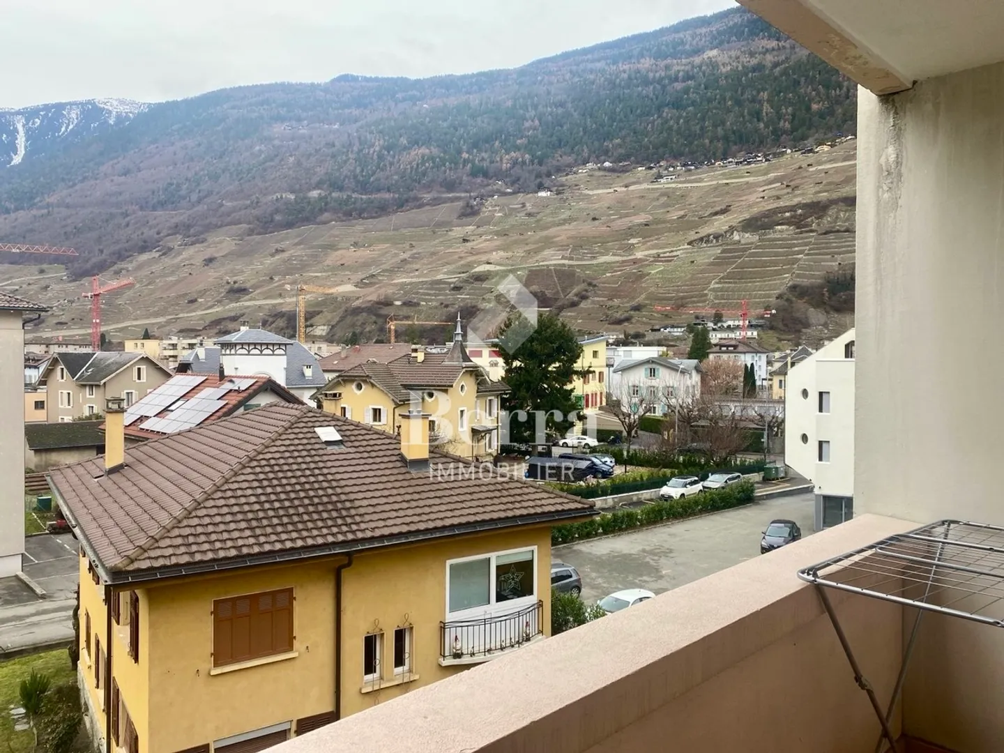 Appartement 4,5 pièces bien situé à Martigny - beau potentiel - Photo 2 sur 14
