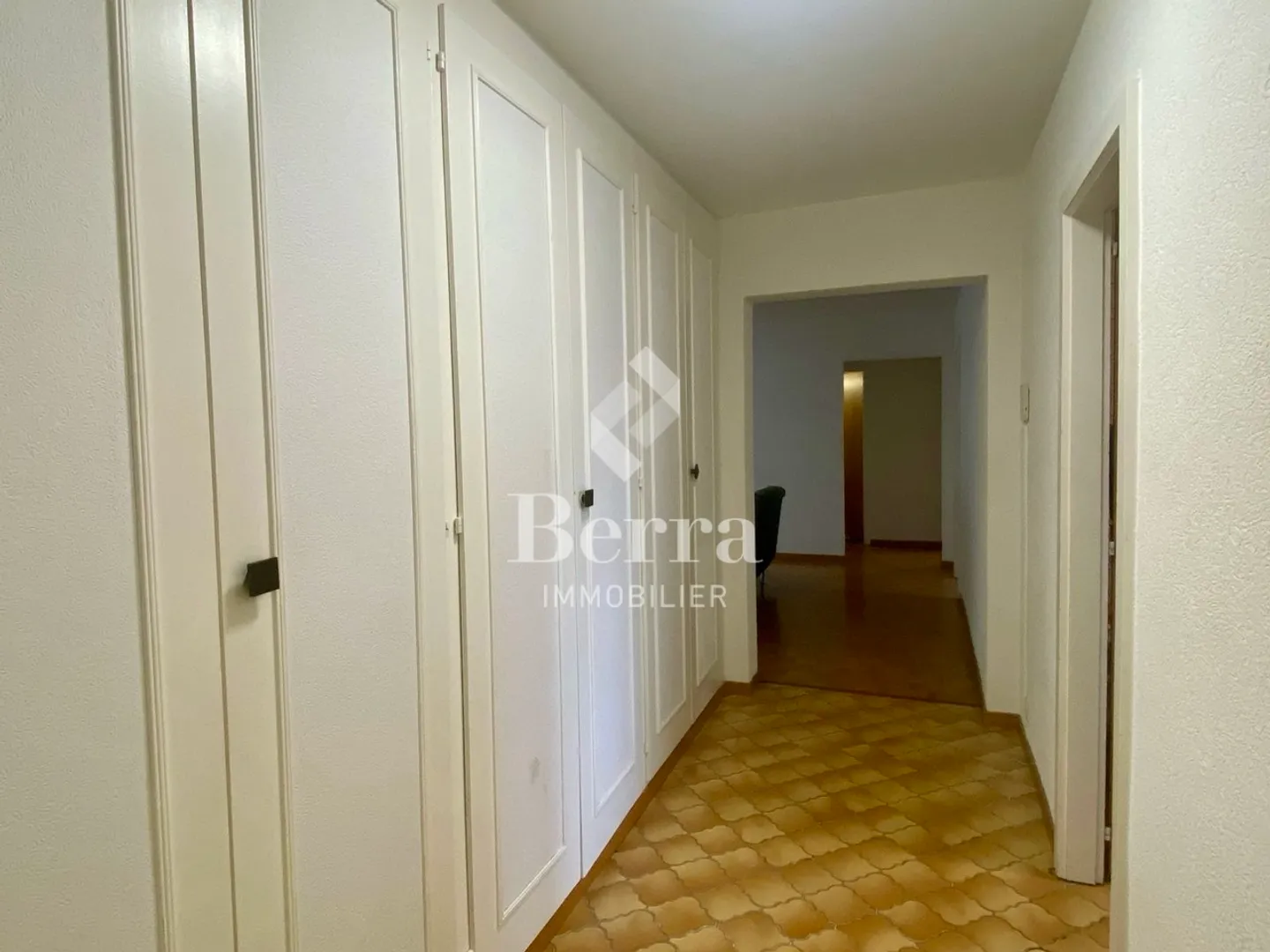 Appartement 4,5 pièces bien situé à Martigny - beau potentiel - Photo 5 sur 14