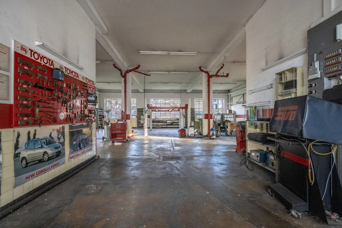 GELEGENHEIT - ZWEIFAMILIENHAUS 7.5 MIT GEWERBLICHEM RAUM IN CHIASSO - Foto 2 von 9