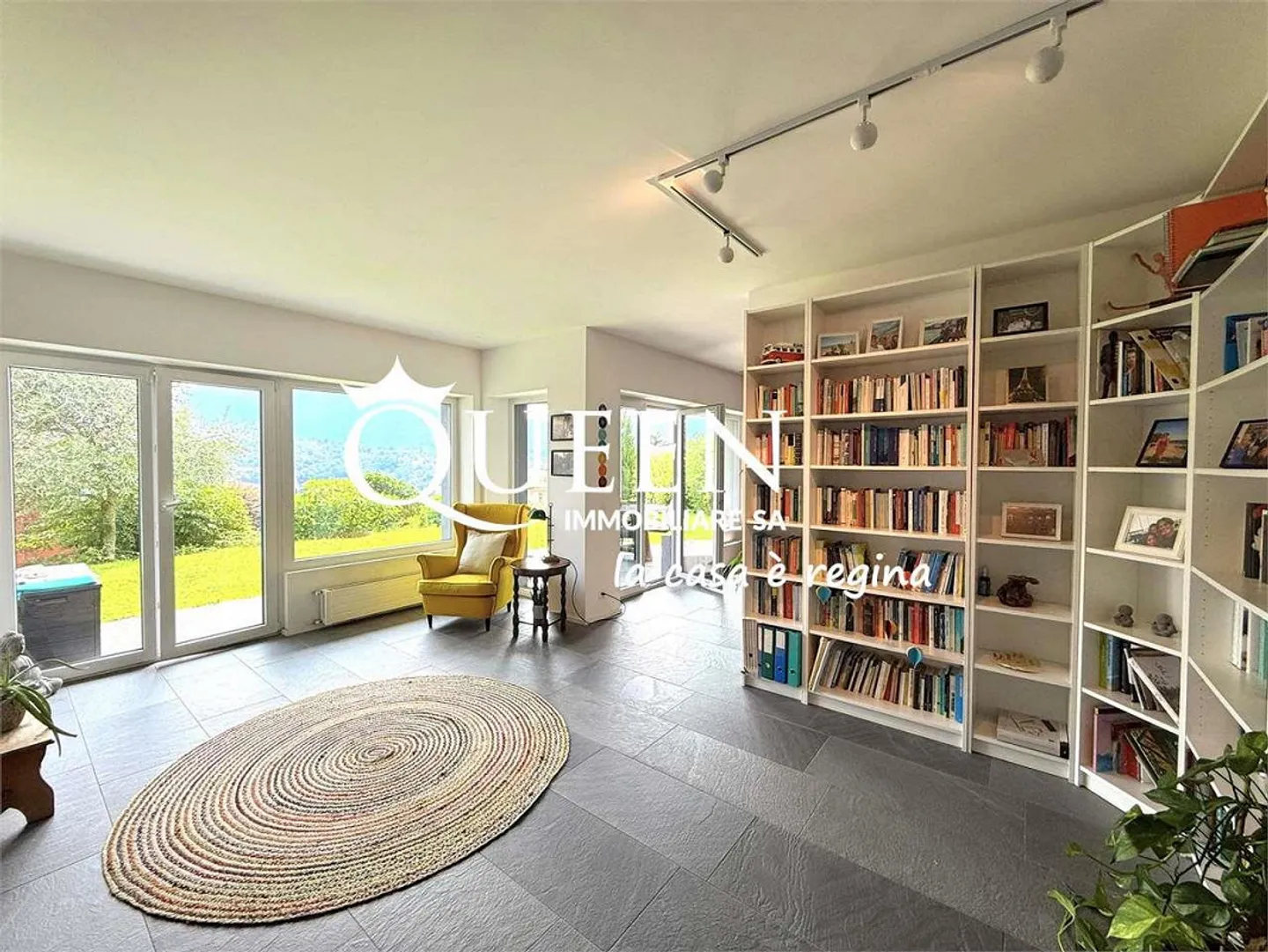 Gravesano: Villa with 6.5 rooms, 232 m², whirlpool, view, garden - Photo 3 of 13