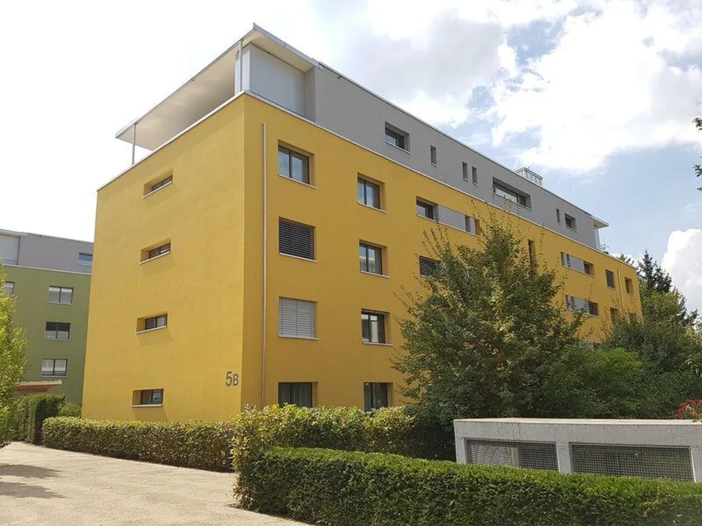 Exclusive 3.5 room apartment directly at the train station - Photo 2 of 10