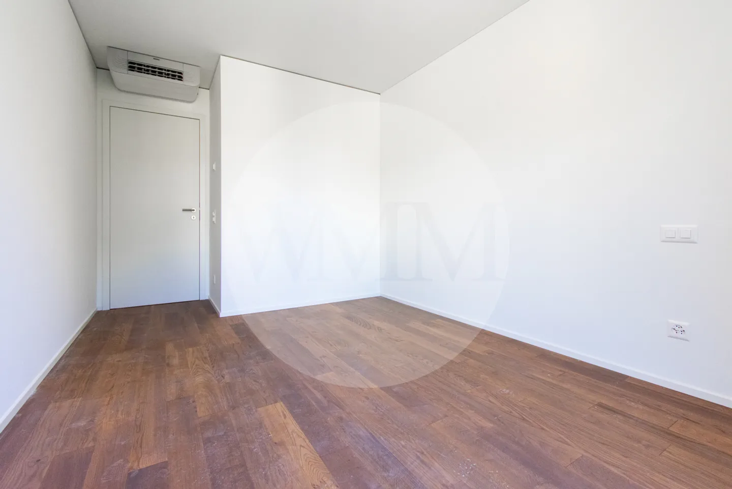 Elegant Apartment with Lake View - Photo 12 of 15