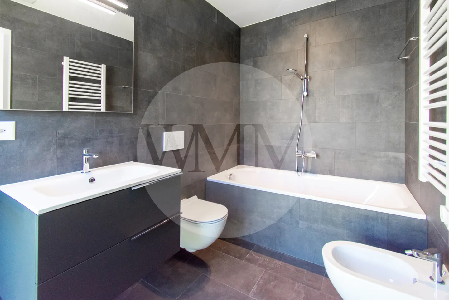 Elegant Apartment with Lake View - Photo 13 of 15