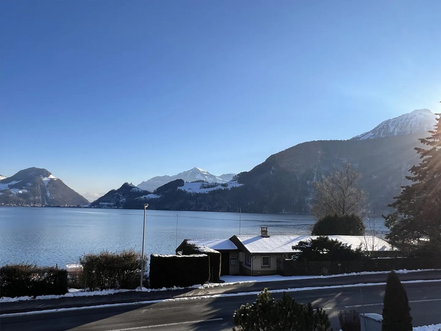 VUE qui INSPIRE – Appartement lumineux de 4 pièces avec vue sur le lac et les montagnes - Photo 17 sur 18
