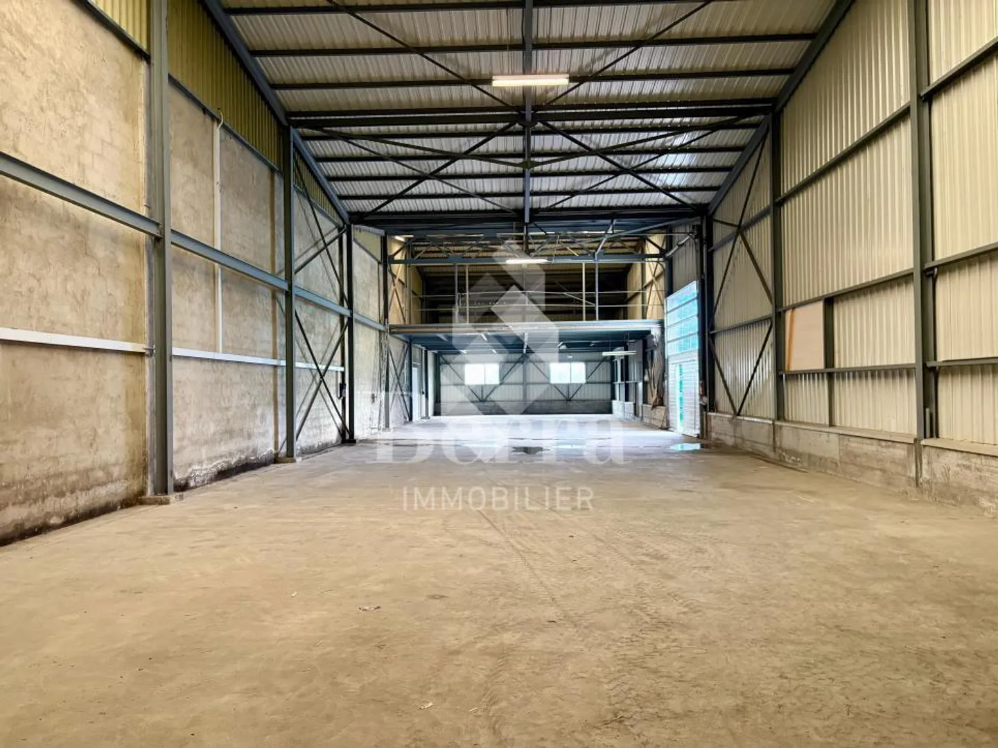 Storage hall for rent in the Charrat industrial and artisan zone - Strategic location - Photo 2 of 9