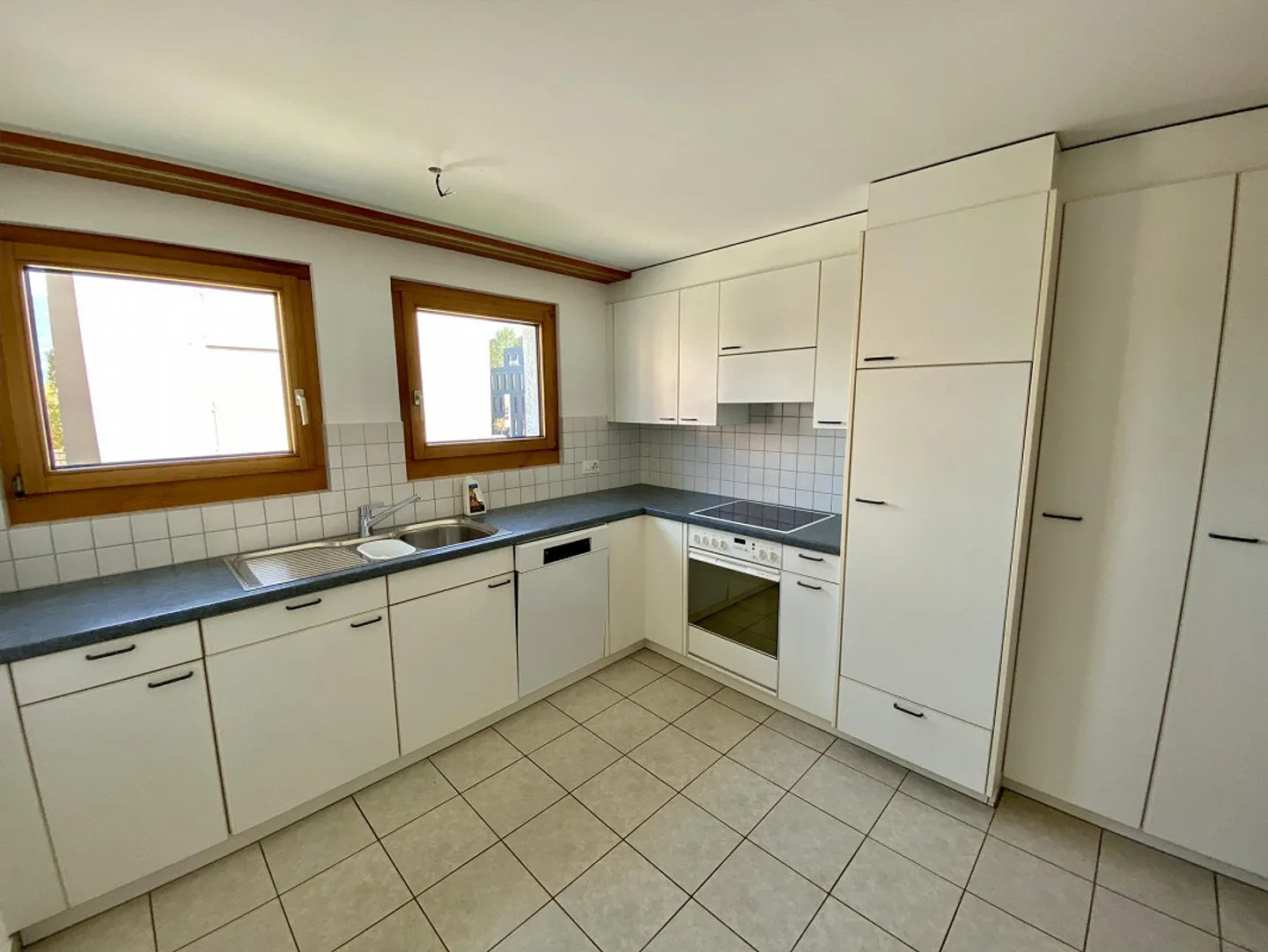 Appartement de 3,5 pièces au rez-de-chaussée avec patio - Photo 3 sur 7