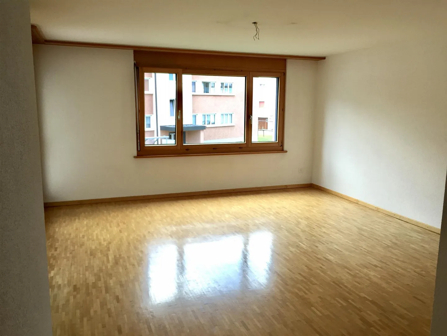 Appartement de 3,5 pièces au rez-de-chaussée avec patio - Photo 4 sur 7
