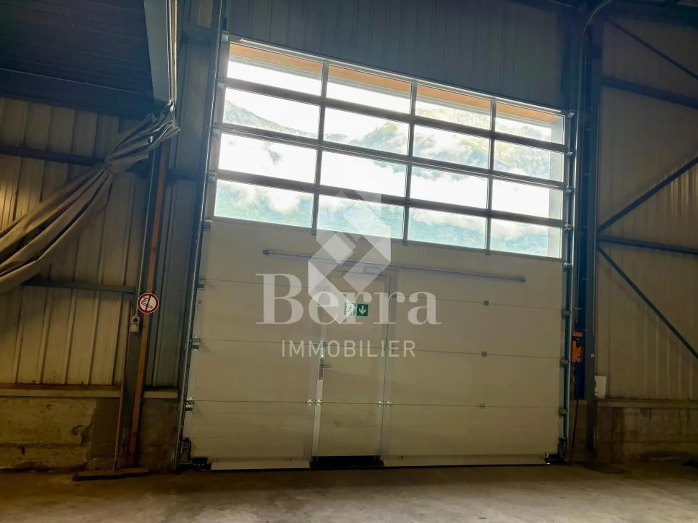 Storage hall for rent in the Charrat industrial and artisan zone - Strategic location - Photo 3 of 9