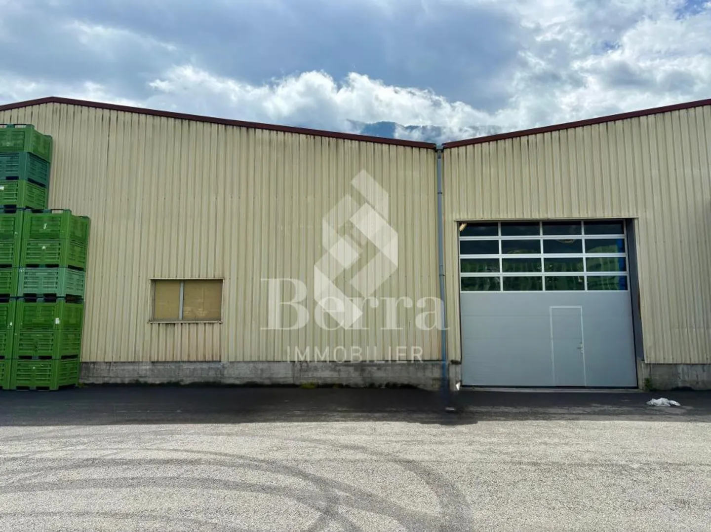 Storage hall for rent in the Charrat industrial and artisan zone - Strategic location - Photo 4 of 9