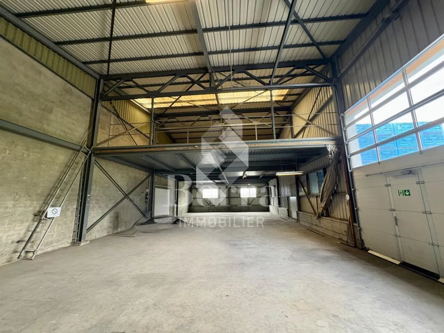 Storage hall for rent in the Charrat industrial and artisan zone - Strategic location - Photo 6 of 9