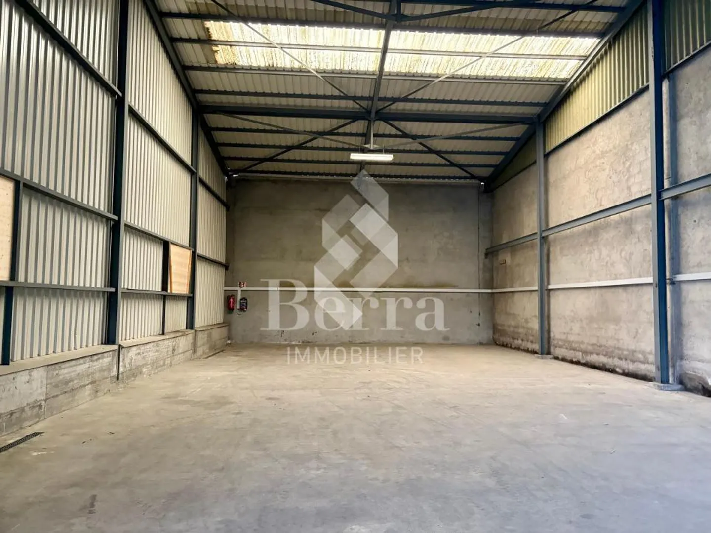 Storage hall for rent in the Charrat industrial and artisan zone - Strategic location - Photo 5 of 9