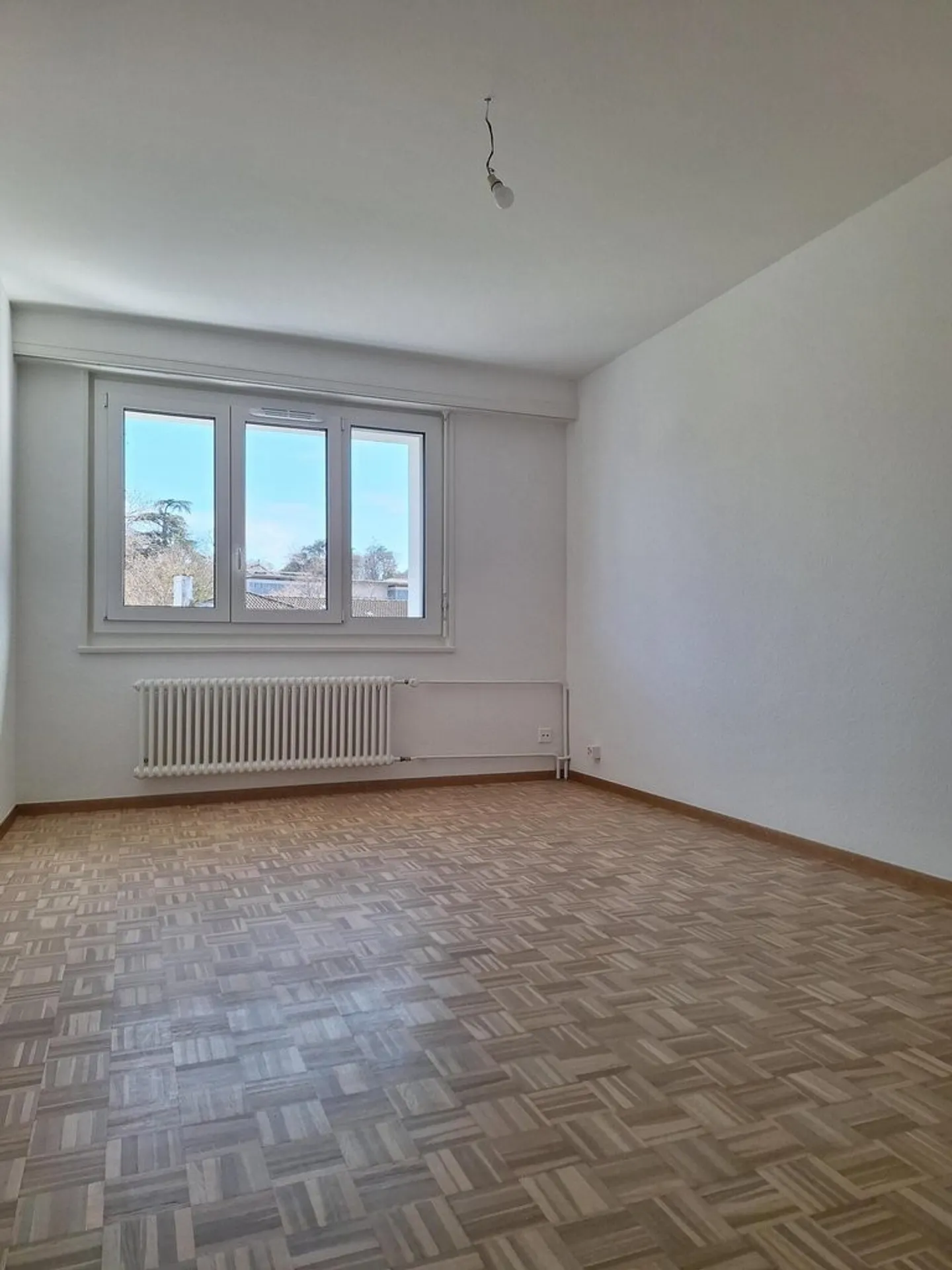Completely renovated 2.5 room apartment close to the Nations - Photo 4 of 5