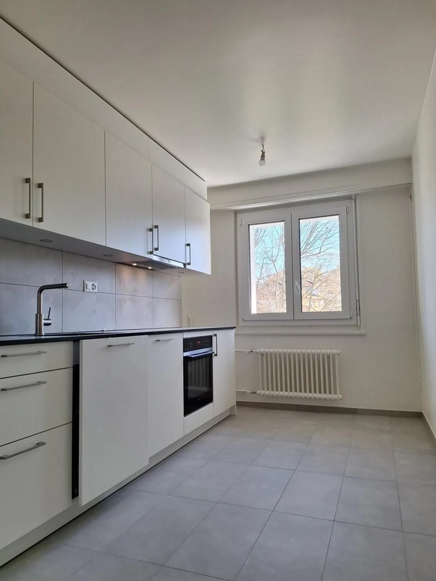 Completely renovated 2.5 room apartment close to the Nations - Photo 2 of 5