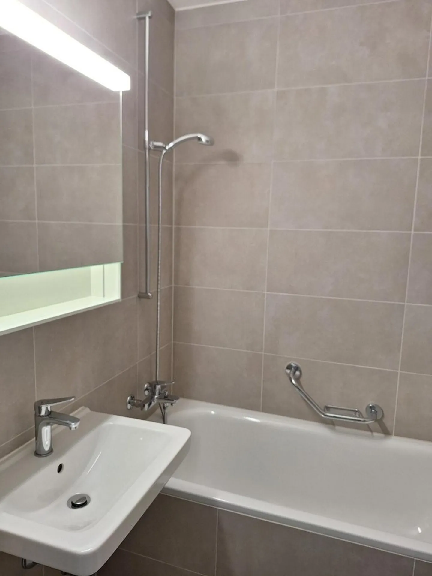Completely renovated 2.5 room apartment close to the Nations - Photo 3 of 5