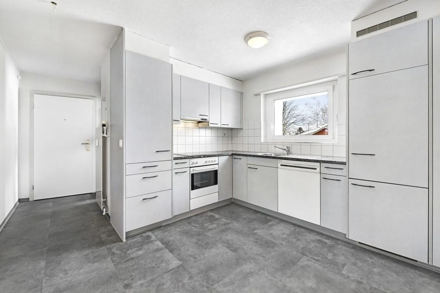 Appartamento in posizione privilegiata - vicino alla città e ben collegato. - Foto 2 di 7