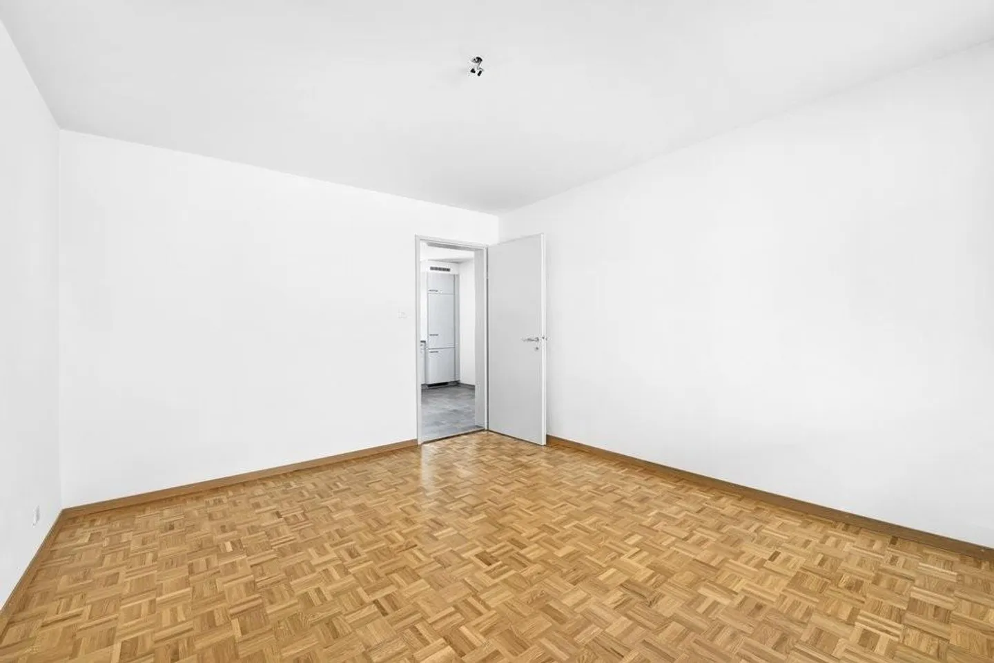 Appartamento in posizione privilegiata - vicino alla città e ben collegato. - Foto 5 di 7