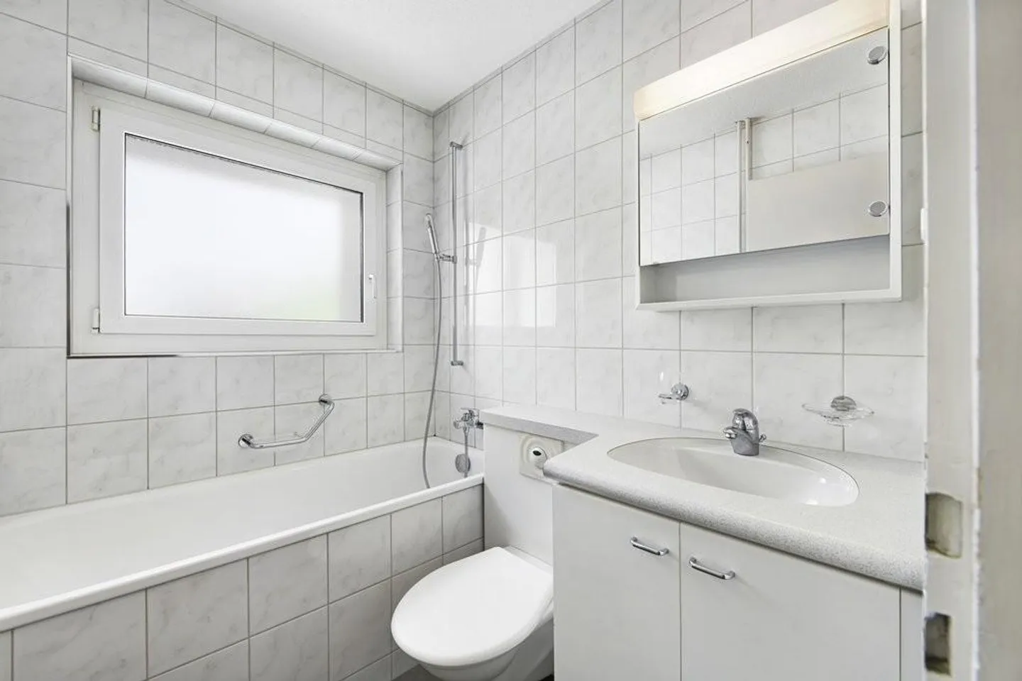 Appartamento in posizione privilegiata - vicino alla città e ben collegato. - Foto 6 di 7