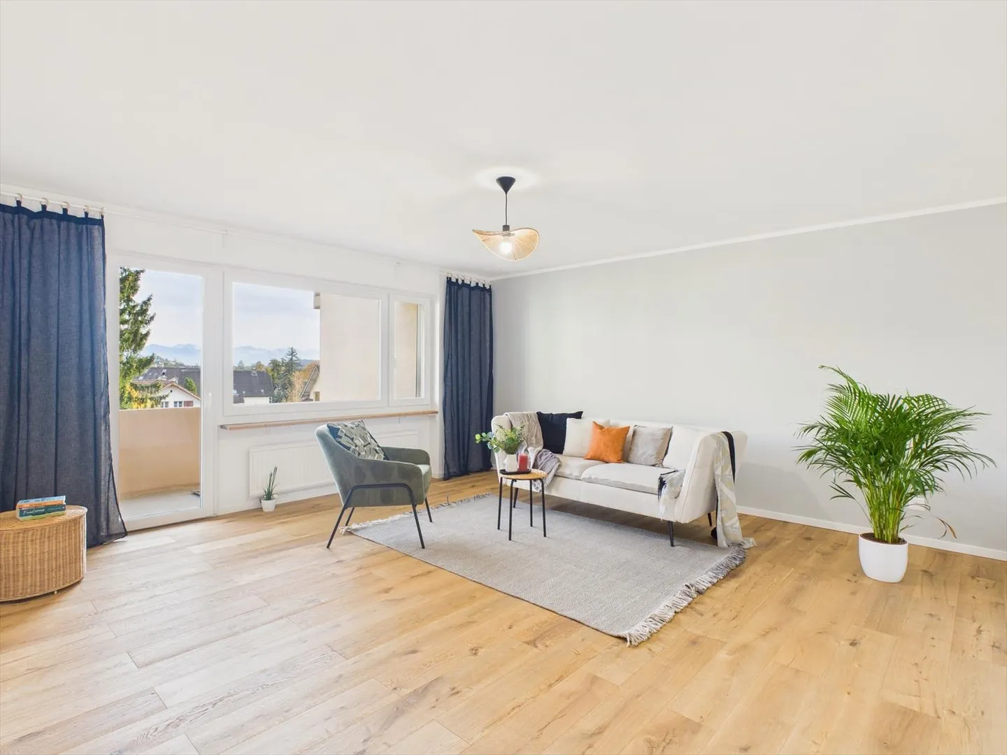 Modern, fully renovated 3.5 room apartment with beautiful views in... - Photo 2 of 11