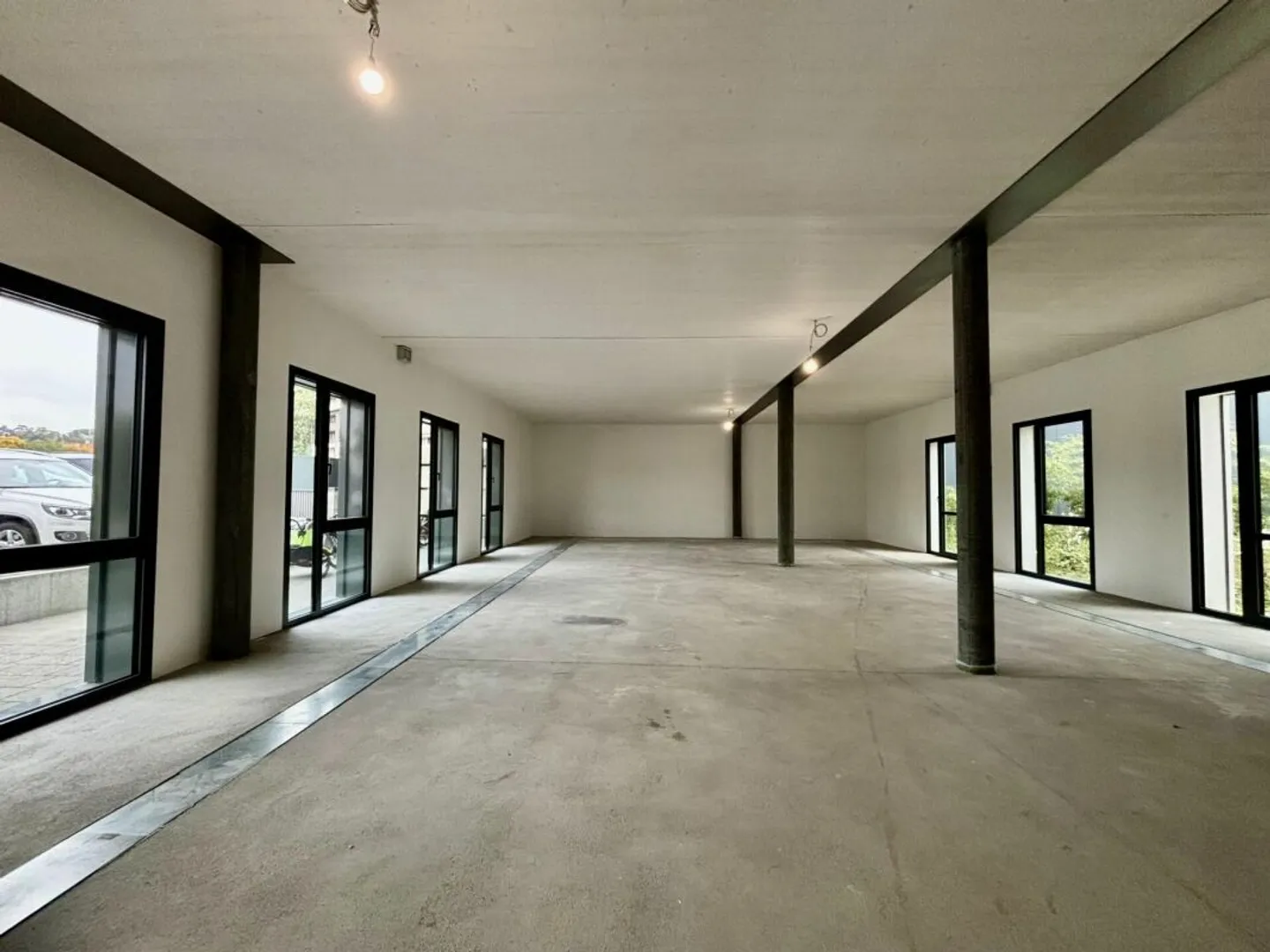 Modern Showroom Space for Rent - Photo 3 of 7