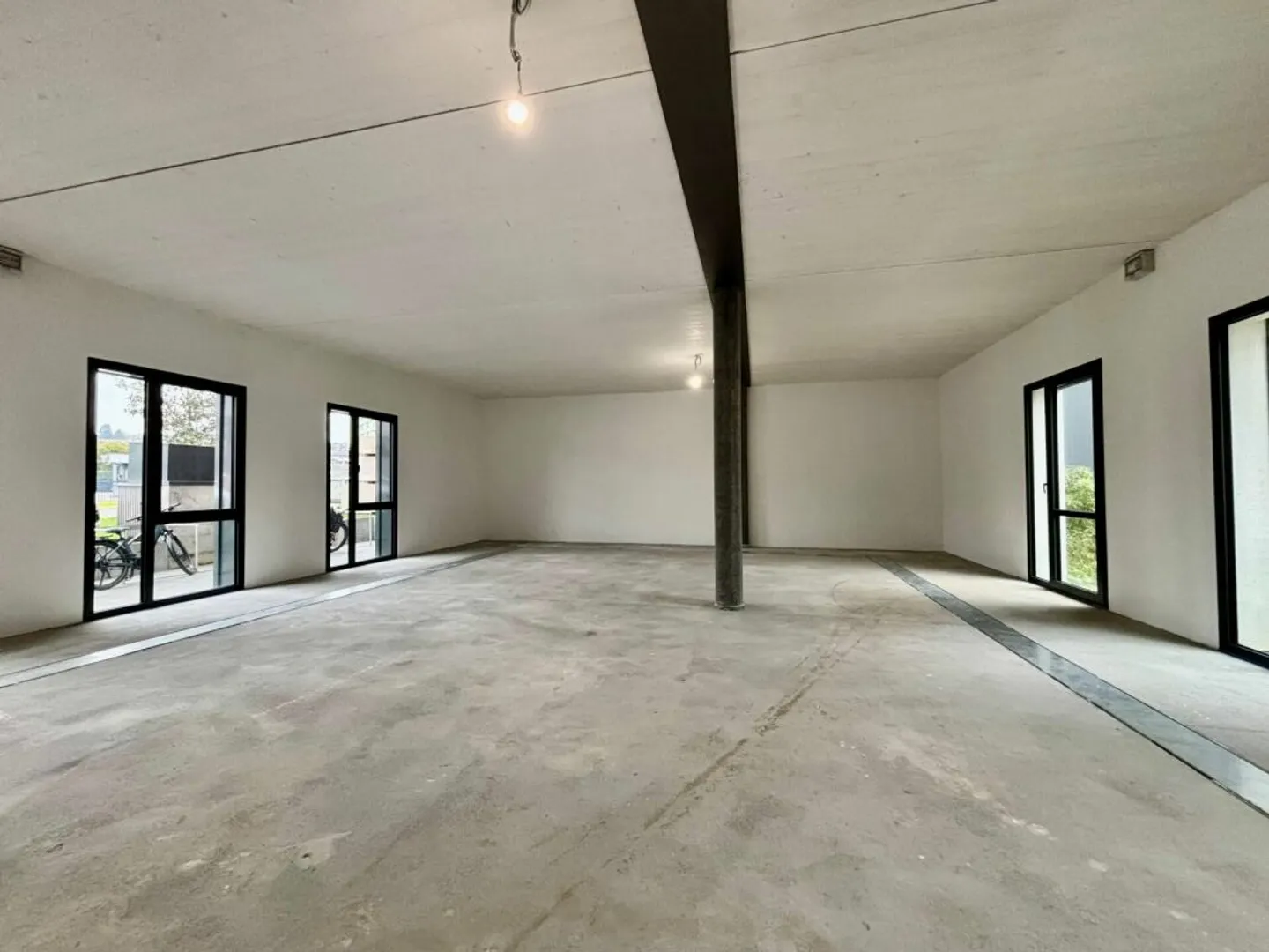 Modern Showroom Space for Rent - Photo 5 of 7