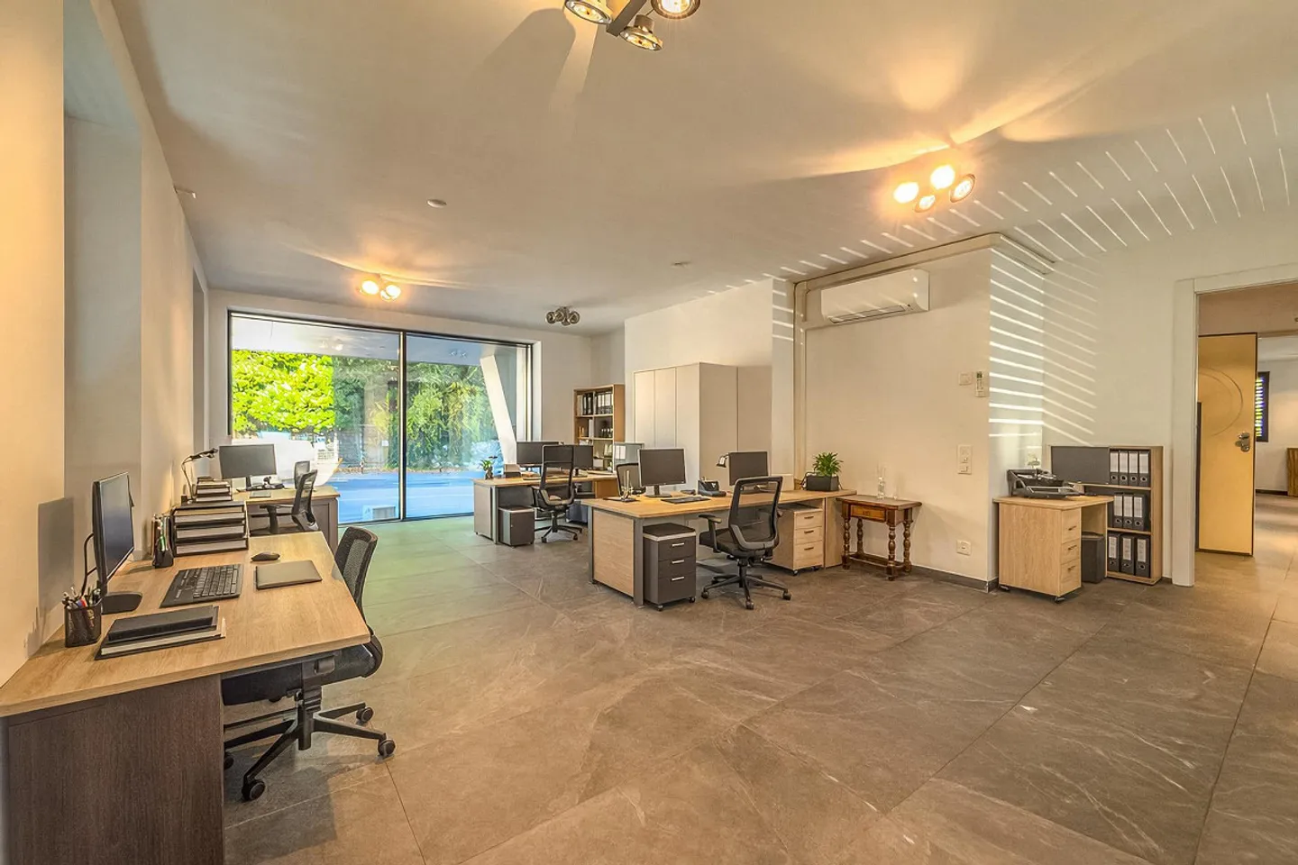 Open space office in Massagno with street-facing windows and 3 parking spaces - Photo 1 of 7